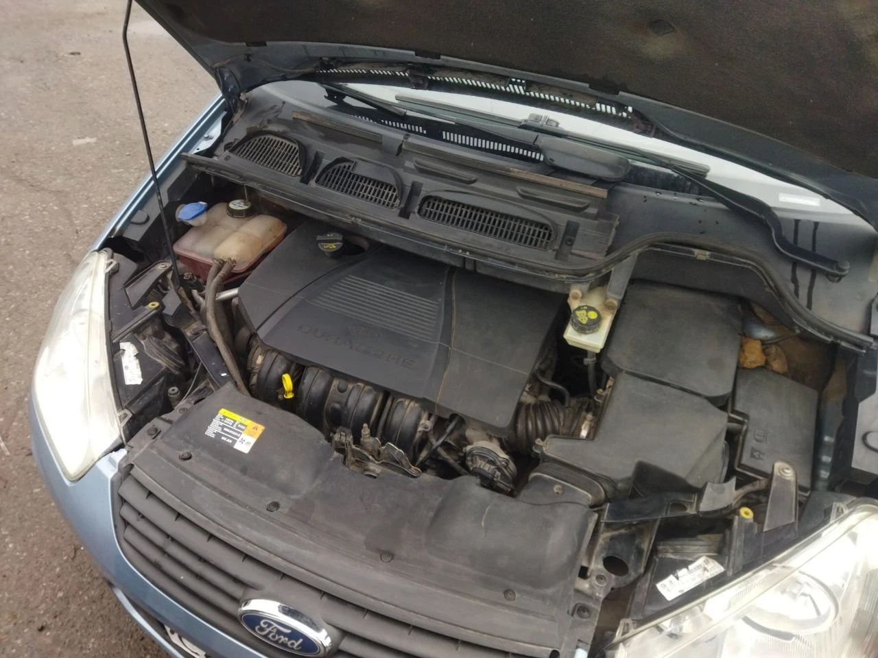 Ford c-max 1.8l, 2007г, пробег 195 000 сборка германия классный, комфортный семейный автомобиль с удобным и вместительным салоном-трансформером. в россии с 2020 года, до этого каталась по дорогам финляндии. кузов оцинкованный, состояние на твёрдую 5. лкп вкруг близко к заводским значениям - 200-300 мкм. мотор цепной, для своего пробега в идеальном состоянии: масло не расходует, работает как часы, едет очень бодро. эксплуатируется на оригинальном масле ford. даже на месте родной катализатор. по комплектации: - кондиционер - эсп - регулировка руля по высоте и вылету - электро зеркала - abs - неплохая родная музыка - подрулевое управление магнитолой в целом, добротная, универсальная машина, в которой не только чувствуешь себя комфортно на дальних расстояниях, можешь перевозить габаритные грузы, но и есть возможность получить эмоции от быстрой, маневренной езды, потому что машина на это способна. свежее то, наличие диагностической карты! цена 585 000, небольшой торг горловка, +79494804415, есть телеграм. - фотография - 6