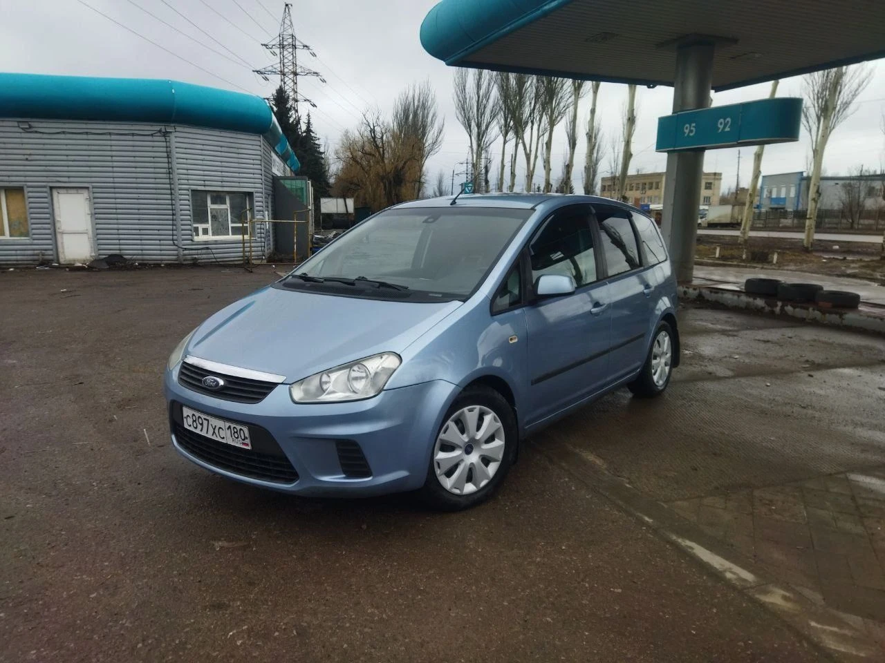 Ford c-max 1.8l, 2007г, пробег 195 000 сборка германия классный, комфортный семейный автомобиль с удобным и вместительным салоном-трансформером. в россии с 2020 года, до этого каталась по дорогам финляндии. кузов оцинкованный, состояние на твёрдую 5. лкп вкруг близко к заводским значениям - 200-300 мкм. мотор цепной, для своего пробега в идеальном состоянии: масло не расходует, работает как часы, едет очень бодро. эксплуатируется на оригинальном масле ford. даже на месте родной катализатор. по комплектации: - кондиционер - эсп - регулировка руля по высоте и вылету - электро зеркала - abs - неплохая родная музыка - подрулевое управление магнитолой в целом, добротная, универсальная машина, в которой не только чувствуешь себя комфортно на дальних расстояниях, можешь перевозить габаритные грузы, но и есть возможность получить эмоции от быстрой, маневренной езды, потому что машина на это способна. свежее то, наличие диагностической карты! цена 585 000, небольшой торг горловка, +79494804415, есть телеграм. - фотография - 2