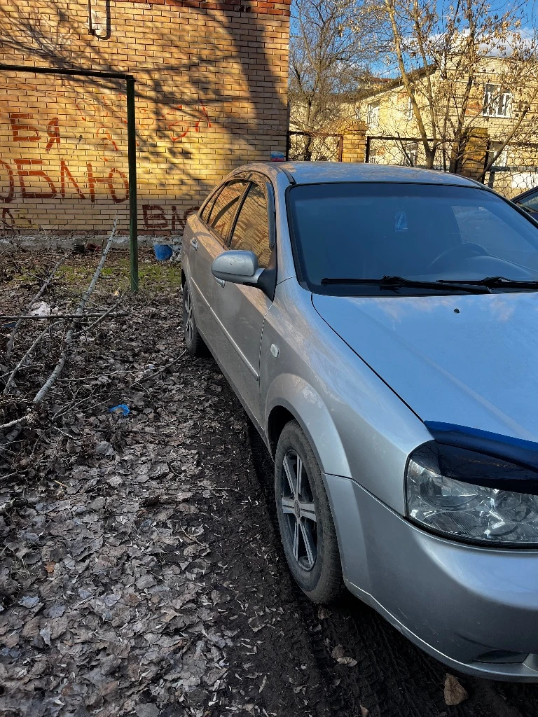 Продам лачетти 2011год. от собственника, цена 330 реальному покупателю торг на бензин. мотор 1.4 шеснарь пробег 195000 по ходовке нормально. кузов без гнили, есть рыжик на багажнике не критичный и полез лак на багажнике. колеса r15 на зимней резине. из проблем нужно поменять прокладку под головой и поменять гофру, нет времени заниматься. территориально горловка +79494725208 - фотография - 3