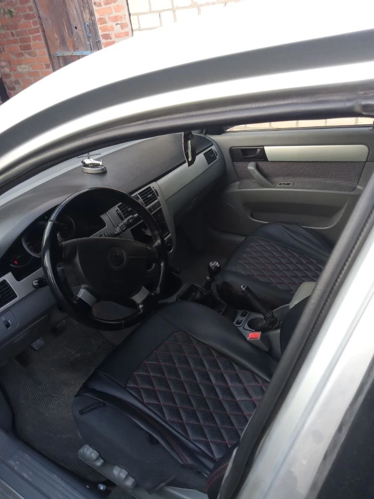 Продам лачетти 2011год. от собственника, цена 330 реальному покупателю торг на бензин. мотор 1.4 шеснарь пробег 195000 по ходовке нормально. кузов без гнили, есть рыжик на багажнике не критичный и полез лак на багажнике. колеса r15 на зимней резине. из проблем нужно поменять прокладку под головой и поменять гофру, нет времени заниматься. территориально горловка +79494725208 - фотография - 5