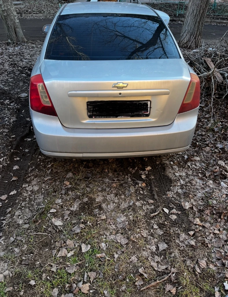 Продам лачетти 2011год. от собственника, цена 330 реальному покупателю торг на бензин. мотор 1.4 шеснарь пробег 195000 по ходовке нормально. кузов без гнили, есть рыжик на багажнике не критичный и полез лак на багажнике. колеса r15 на зимней резине. из проблем нужно поменять прокладку под головой и поменять гофру, нет времени заниматься. территориально горловка +79494725208 - фотография - 2