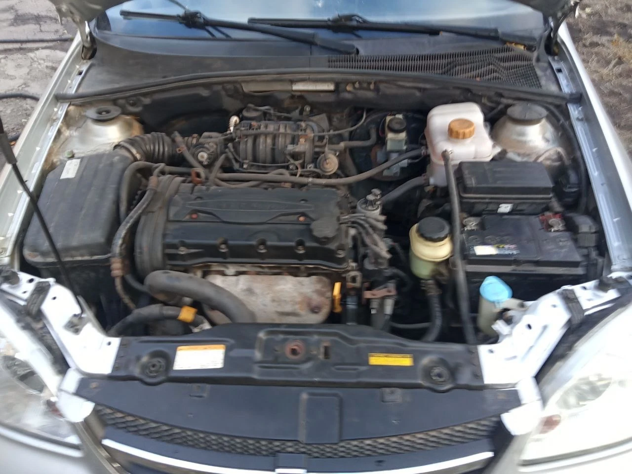 Продам лачетти 2011год. от собственника, цена 330 реальному покупателю торг на бензин. мотор 1.4 шеснарь пробег 195000 по ходовке нормально. кузов без гнили, есть рыжик на багажнике не критичный и полез лак на багажнике. колеса r15 на зимней резине. из проблем нужно поменять прокладку под головой и поменять гофру, нет времени заниматься. территориально горловка +79494725208 - фотография - 6