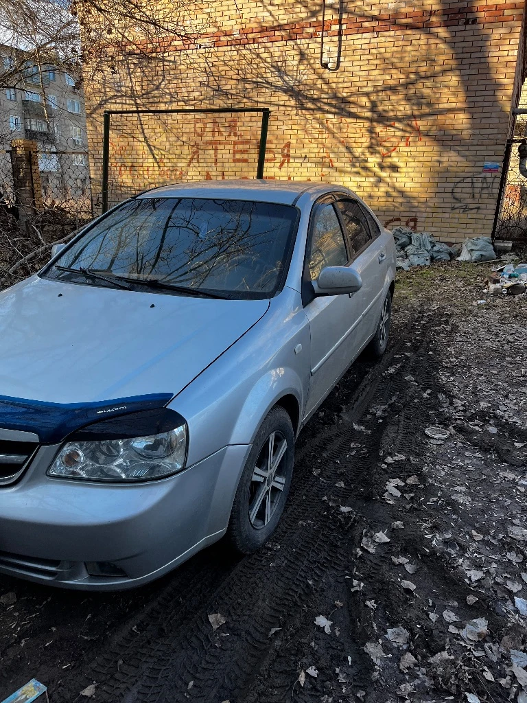 Продам лачетти 2011год. от собственника, цена 330 реальному покупателю торг на бензин. мотор 1.4 шеснарь пробег 195000 по ходовке нормально. кузов без гнили, есть рыжик на багажнике не критичный и полез лак на багажнике. колеса r15 на зимней резине. из проблем нужно поменять прокладку под головой и поменять гофру, нет времени заниматься. территориально горловка +79494725208 - фотография - 4