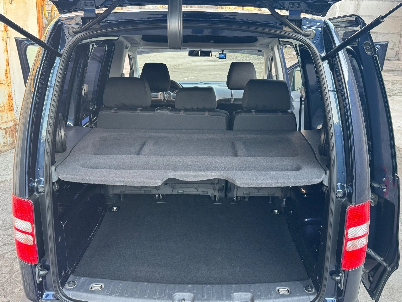 Продаётся volkswagen caddy короткая база 5 мест. двигатель 1,2 турбо (очень экономичный, расход 7л/100 траса, +1 литра город), механическая коробка передач, состояние идеальное. кондиционер подогрев передних сидений, магнитола, камера заднего вида комплект зимней шипованной резины на штампованных дисках. покупалась в донецке в автосалоне у официального дилера. машина стоит в гараже. то каждых 10.000, на расходинках не экономил, сервисная книжка, в наличии два комплекта ключей все доп вопросы по телефону, возможен торг машина реально в идеальном состояние за которую не стыдно. - фотография - 4