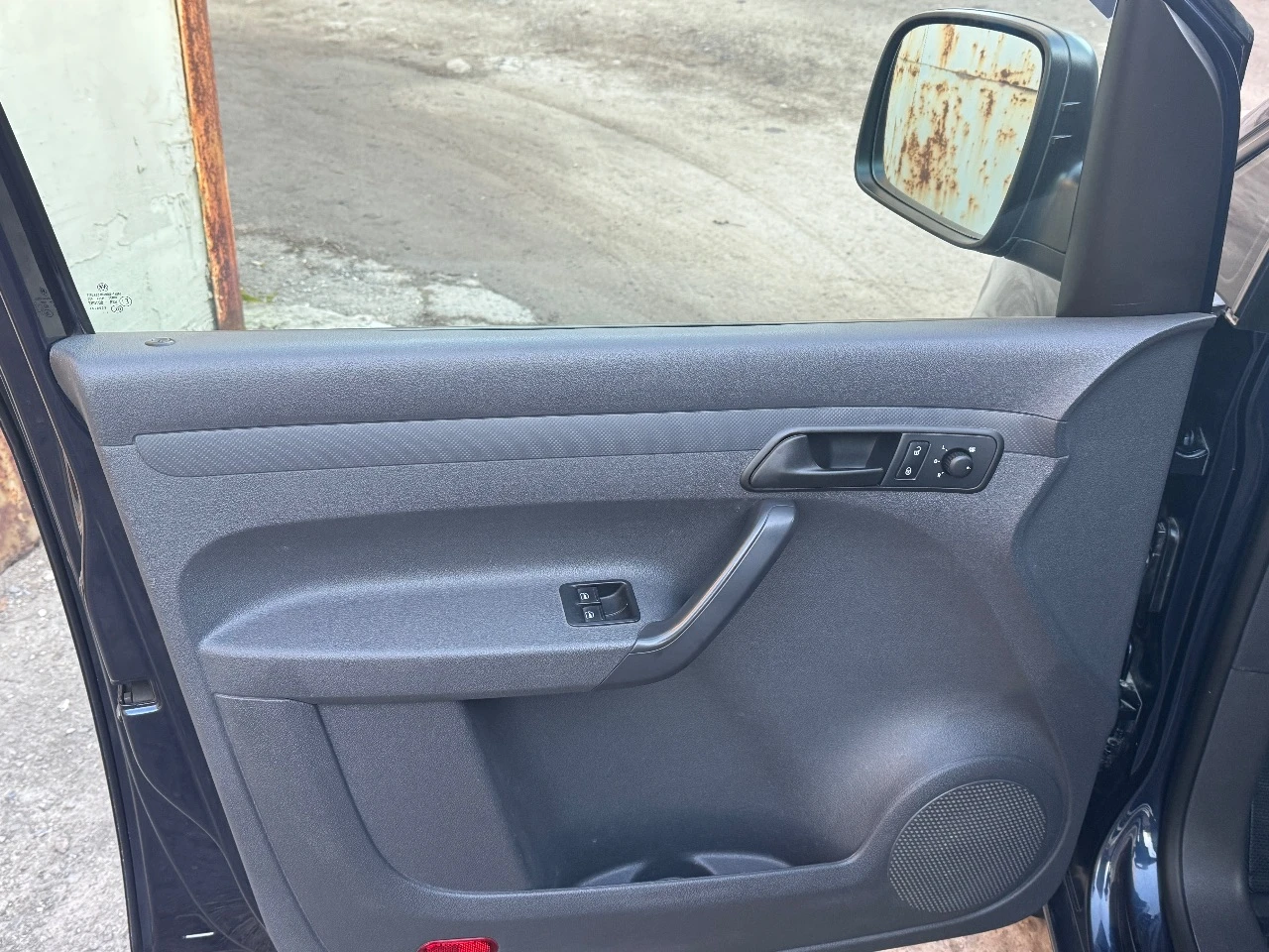 Продаётся volkswagen caddy короткая база 5 мест. двигатель 1,2 турбо (очень экономичный, расход 7л/100 траса, +1 литра город), механическая коробка передач, состояние идеальное. кондиционер подогрев передних сидений, магнитола, камера заднего вида комплект зимней шипованной резины на штампованных дисках. покупалась в донецке в автосалоне у официального дилера. машина стоит в гараже. то каждых 10.000, на расходинках не экономил, сервисная книжка, в наличии два комплекта ключей все доп вопросы по телефону, возможен торг машина реально в идеальном состояние за которую не стыдно. - фотография - 8