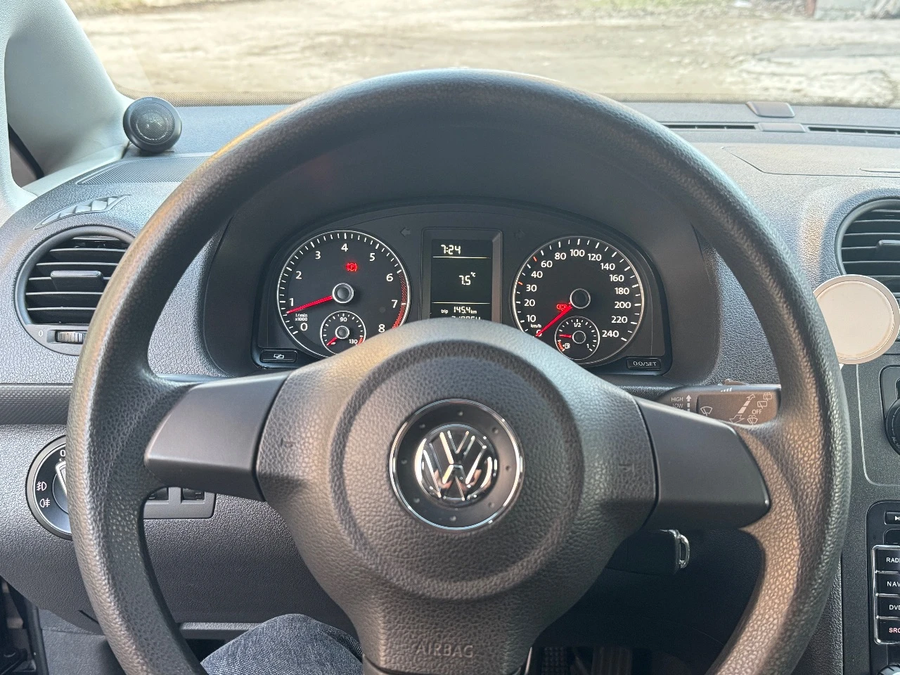 Продаётся volkswagen caddy короткая база 5 мест. двигатель 1,2 турбо (очень экономичный, расход 7л/100 траса, +1 литра город), механическая коробка передач, состояние идеальное. кондиционер подогрев передних сидений, магнитола, камера заднего вида комплект зимней шипованной резины на штампованных дисках. покупалась в донецке в автосалоне у официального дилера. машина стоит в гараже. то каждых 10.000, на расходинках не экономил, сервисная книжка, в наличии два комплекта ключей все доп вопросы по телефону, возможен торг машина реально в идеальном состояние за которую не стыдно. - фотография - 7