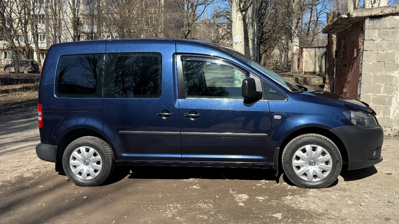 Продаётся volkswagen caddy короткая база 5 мест. двигатель 1,2 турбо (очень экономичный, расход 7л/100 траса, +1 литра город), механическая коробка передач, состояние идеальное. кондиционер подогрев передних сидений, магнитола, камера заднего вида комплект зимней шипованной резины на штампованных дисках. покупалась в донецке в автосалоне у официального дилера. машина стоит в гараже. то каждых 10.000, на расходинках не экономил, сервисная книжка, в наличии два комплекта ключей все доп вопросы по телефону, возможен торг машина реально в идеальном состояние за которую не стыдно. - фотография - 6