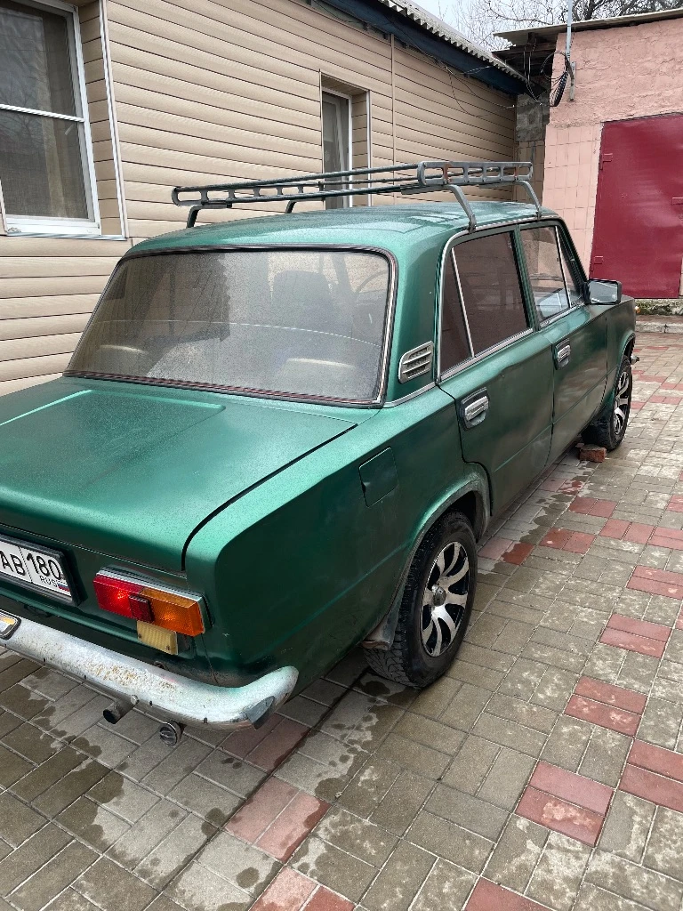 Продам ваз 2101.мотор без нареканий. коробка не воет, не выбивает. дно, пороги без дыр и ржавчины. стоит газ пропан (вписан в птс). из нового: аккумулятор, стартер, кардан перебран(крестовины, подвесной подшипник), резина сзади новая, спереди пару сезонов походит, ходовка перебиралась. печка греет, музыка, сигнализация, центральный замок. с документами порядок. цена 85 тыс. макеевка. тел. +7949-517-72-17. - фотография - 3