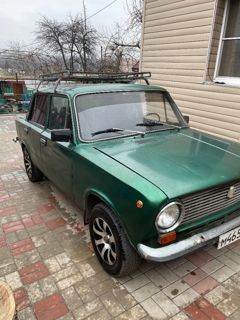 Продам ваз 2101.мотор без нареканий. коробка не воет, не выбивает. дно, пороги без дыр и ржавчины. стоит газ пропан (вписан в птс). из нового: аккумулятор, стартер, кардан перебран(крестовины, подвесной подшипник), резина сзади новая, спереди пару сезонов походит, ходовка перебиралась. печка греет, музыка, сигнализация, центральный замок. с документами порядок. цена 85 тыс. макеевка. тел. +7949-517-72-17. - фотография - 4