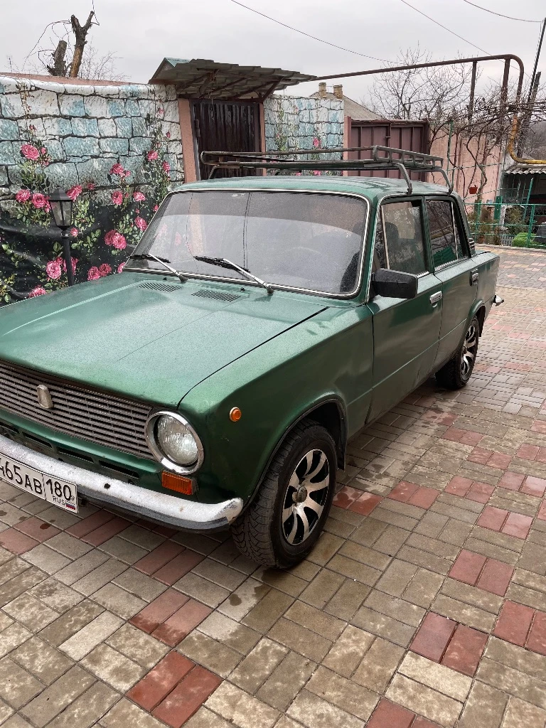 Продам ваз 2101.мотор без нареканий. коробка не воет, не выбивает. дно, пороги без дыр и ржавчины. стоит газ пропан (вписан в птс). из нового: аккумулятор, стартер, кардан перебран(крестовины, подвесной подшипник), резина сзади новая, спереди пару сезонов походит, ходовка перебиралась. печка греет, музыка, сигнализация, центральный замок. с документами порядок. цена 85 тыс. макеевка. тел. +7949-517-72-17. - фотография - 5