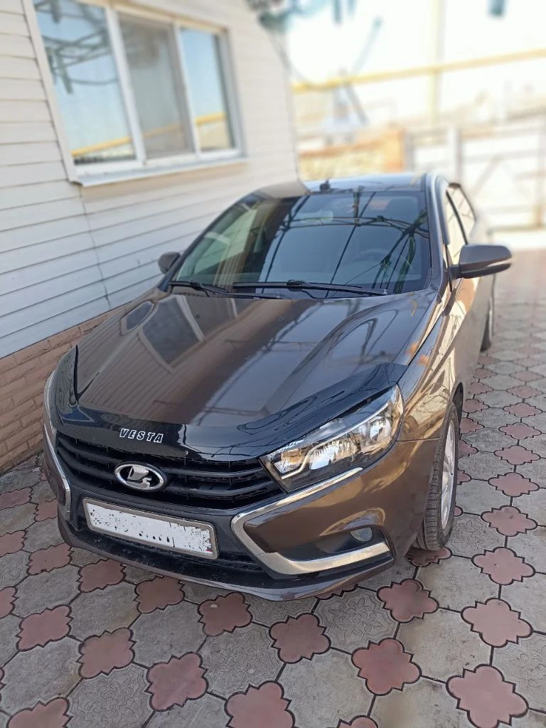 🚘lada vesta ✅2017 год ✅2 владельца ( в одной семье) ✅1.6 амт 106 л. с. ✅174к пробег климат - контроль, 4 эсп, круиз, мультируль, камера заднего вида, обогрев лобового стекла, передних сидений. в общем полный фарш. почти вся в заводском окрасе. на полном ходу💥 двигатель отлично, коробка супер. 🚀. новое сцепление. полностью обслужена. сел - поехал. цена: 830.000 рублей. торг есть, но минимальный. осмотр макеевка. тел. +79493232888 - фотография - 3
