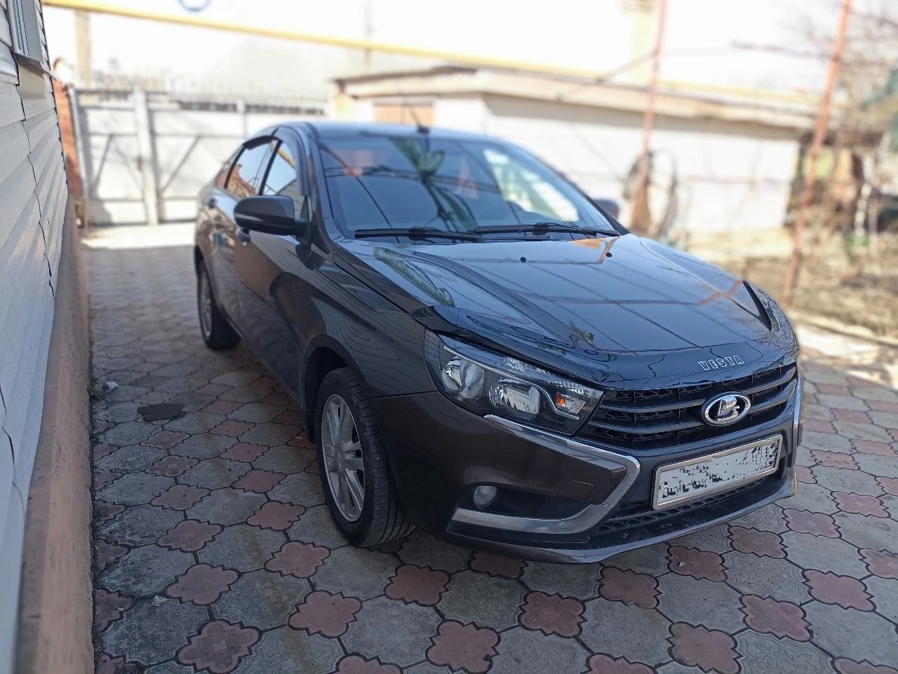 🚘lada vesta ✅2017 год ✅2 владельца ( в одной семье) ✅1.6 амт 106 л. с. ✅174к пробег климат - контроль, 4 эсп, круиз, мультируль, камера заднего вида, обогрев лобового стекла, передних сидений. в общем полный фарш. почти вся в заводском окрасе. на полном ходу💥 двигатель отлично, коробка супер. 🚀. новое сцепление. полностью обслужена. сел - поехал. цена: 830.000 рублей. торг есть, но минимальный. осмотр макеевка. тел. +79493232888 - фотография - 7