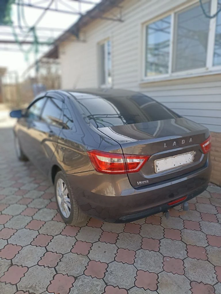 🚘lada vesta ✅2017 год ✅2 владельца ( в одной семье) ✅1.6 амт 106 л. с. ✅174к пробег климат - контроль, 4 эсп, круиз, мультируль, камера заднего вида, обогрев лобового стекла, передних сидений. в общем полный фарш. почти вся в заводском окрасе. на полном ходу💥 двигатель отлично, коробка супер. 🚀. новое сцепление. полностью обслужена. сел - поехал. цена: 830.000 рублей. торг есть, но минимальный. осмотр макеевка. тел. +79493232888 - фотография - 6