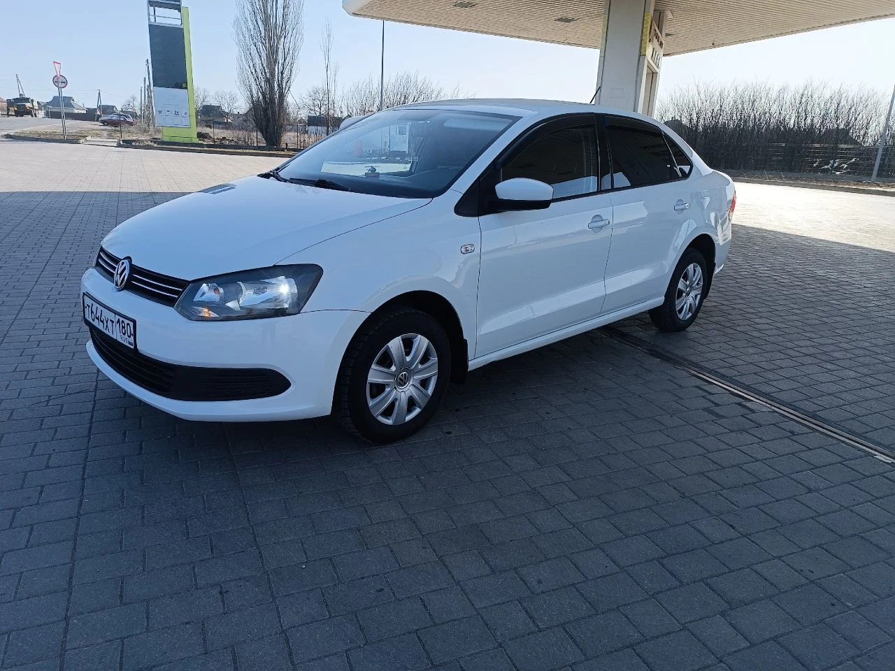 Продам volkswagen polo 1,6 2014г. в, первая регистрация в январе 2015 года, мех. 5ст. кпп. в хорошем состоянии, пробег 160т. км. кондиционер. зимняя/летняя резина. 2-й собственник. в такси никогда не эксплуатировалась. цена 810.000₽. торг при осмотре. возможен обмен на ниву от 19 года. +79493184630 - фотография - 5