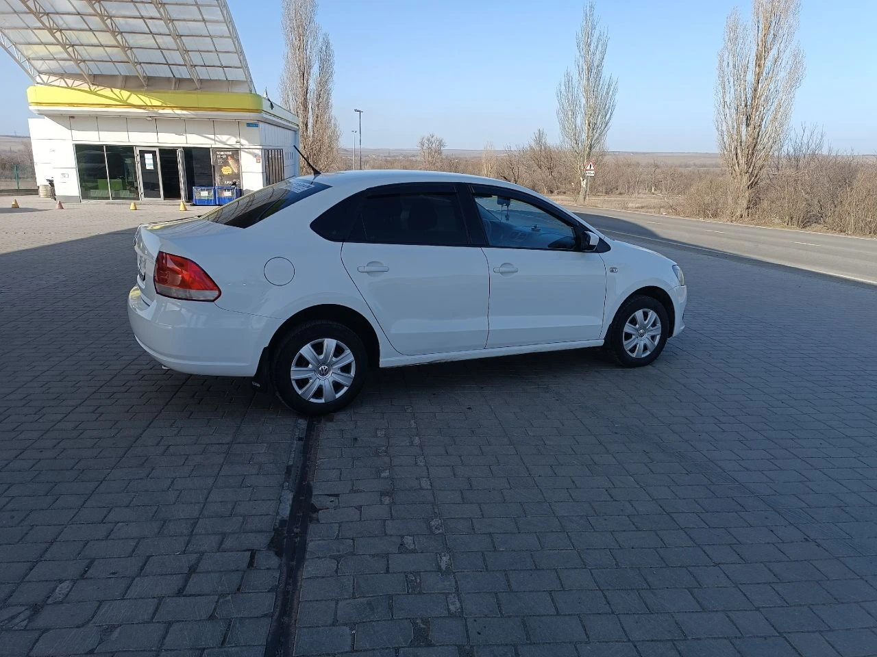 Продам volkswagen polo 1,6 2014г. в, первая регистрация в январе 2015 года, мех. 5ст. кпп. в хорошем состоянии, пробег 160т. км. кондиционер. зимняя/летняя резина. 2-й собственник. в такси никогда не эксплуатировалась. цена 810.000₽. торг при осмотре. возможен обмен на ниву от 19 года. +79493184630 - фотография - 3