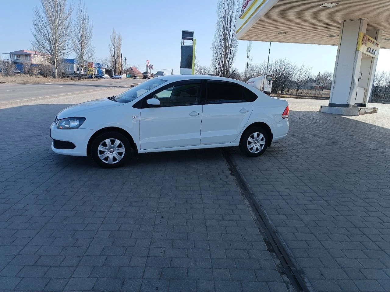 Продам volkswagen polo 1,6 2014г. в, первая регистрация в январе 2015 года, мех. 5ст. кпп. в хорошем состоянии, пробег 160т. км. кондиционер. зимняя/летняя резина. 2-й собственник. в такси никогда не эксплуатировалась. цена 810.000₽. торг при осмотре. возможен обмен на ниву от 19 года. +79493184630 - фотография - 7