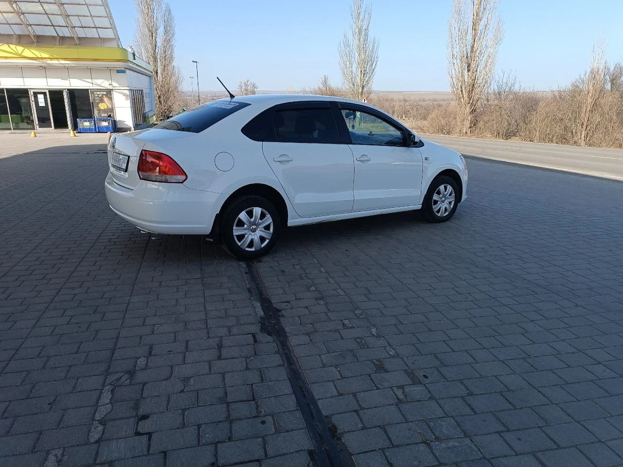 Продам volkswagen polo 1,6 2014г. в, первая регистрация в январе 2015 года, мех. 5ст. кпп. в хорошем состоянии, пробег 160т. км. кондиционер. зимняя/летняя резина. 2-й собственник. в такси никогда не эксплуатировалась. цена 810.000₽. торг при осмотре. возможен обмен на ниву от 19 года. +79493184630 - фотография - 4