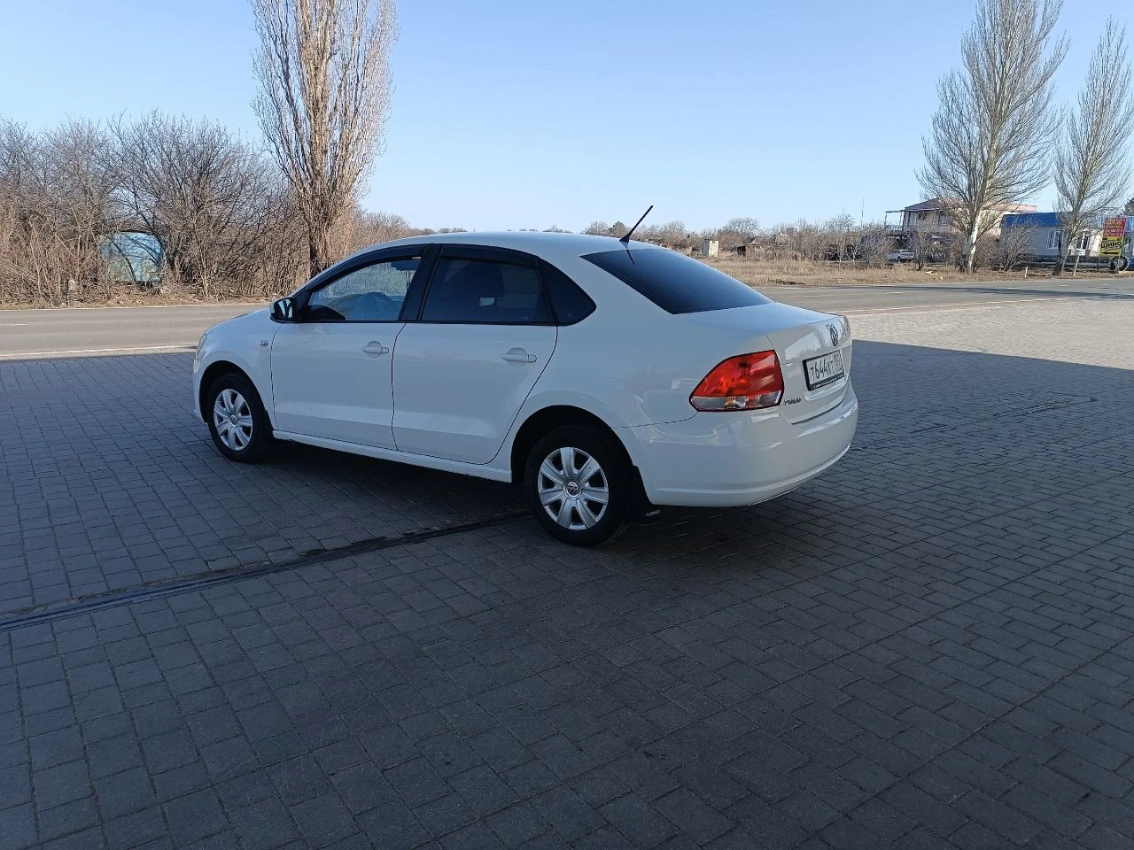 Продам volkswagen polo 1,6 2014г. в, первая регистрация в январе 2015 года, мех. 5ст. кпп. в хорошем состоянии, пробег 160т. км. кондиционер. зимняя/летняя резина. 2-й собственник. в такси никогда не эксплуатировалась. цена 810.000₽. торг при осмотре. возможен обмен на ниву от 19 года. +79493184630 - фотография - 8