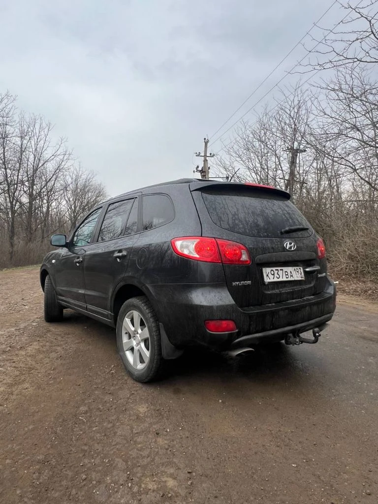 Hyundai santa fe. ® автомобиль в отличном состоянии как внешне так и технически. 🔝 двигатель 2.2 дизель 🔥 кпп автомат 2008 год, родной пробег 285 тысяч. полностью обслуженный автомобиль. ходовая часть без стуков скрипов и прочее. люк, климат контроль, подогрев руля и сидений, сенсорная мультимедиа, камера заднего вида, полный привод ! документы чистые, переоформление без каких либо проблем. цена 970 000₽ 💵 +7 (949) 481 48 40 роман ! телеграм на этом же номере. - фотография - 2
