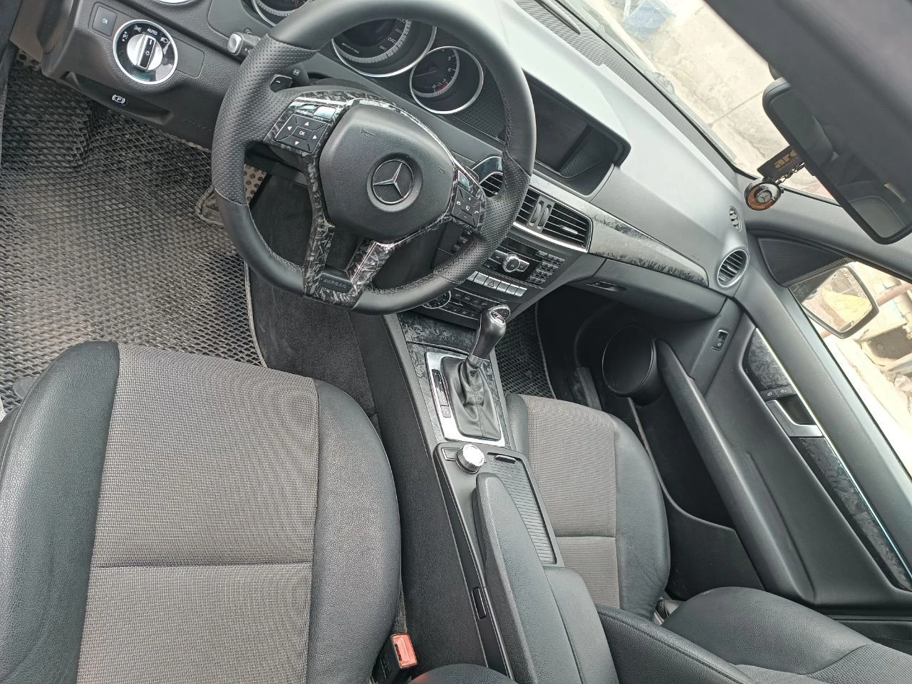 Mercedes-benz c180 ​цена: 1 150 000 ₽ год: 2012 двигатель: 1.6 л / 156 л. с. пробег: 274 000 км ​кратко о машине: ​стильный внешний вид: полный антихром черные диски и агрессивный диффузор. ​салон: ухоженный комбинированный салон, руль с перфорацией и отделкой под карбон. ​состояние: машина обслужена, двигатель и коробка работают ровно. для своего пробега сохранилась отлично — как внешне, так и технически. ​комплектация: двухзонный климат, парктроники, мультируль, датчики света и дождя. ​юридически чиста, без штрафов и залогов старобешевский мо +79494029588 хорошый торг - фотография - 8