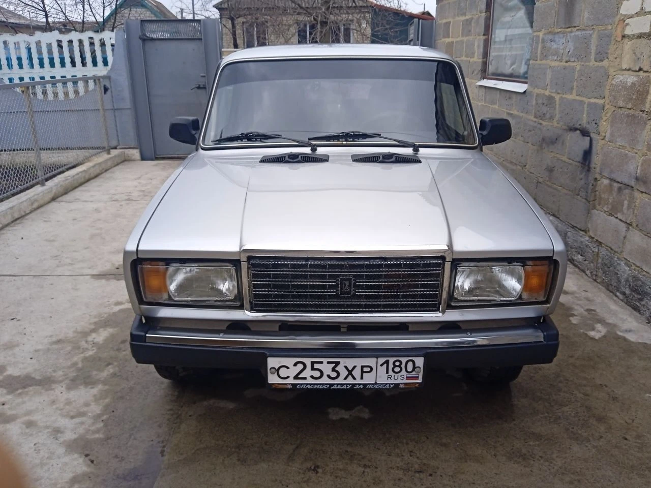 Продам ваз 2107 2011г. двигатель 1.6 кпп 5-ступ. в идеальном состоянии. пробег родной 610000 км. не бита, не крашена. я хозяин. авто полностью обслужен. фильтра, масла заменены. опции: сигнализация, музыка, тонировка. техосмотр пройден. цена 460 тыс. +торг или обмен на авто дешевле. другая информация по телефону. +79495001387. донецк. - фотография - 4