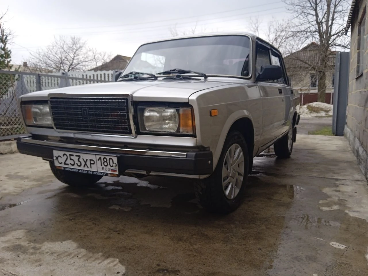 Продам ваз 2107 2011г. двигатель 1.6 кпп 5-ступ. в идеальном состоянии. пробег родной 610000 км. не бита, не крашена. я хозяин. авто полностью обслужен. фильтра, масла заменены. опции: сигнализация, музыка, тонировка. техосмотр пройден. цена 460 тыс. +торг или обмен на авто дешевле. другая информация по телефону. +79495001387. донецк. - фотография - 7