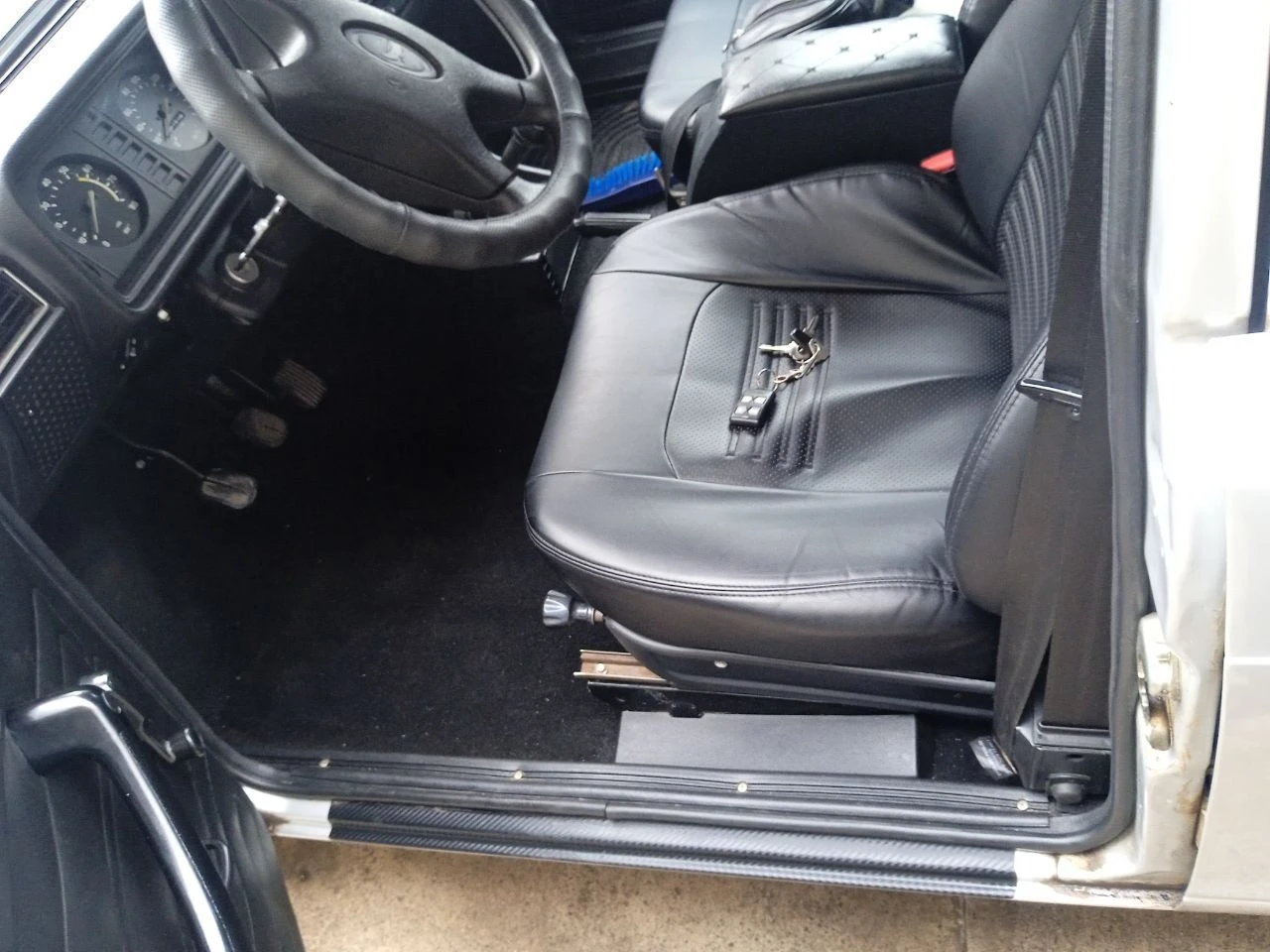 Продам ваз 2107 2011г. двигатель 1.6 кпп 5-ступ. в идеальном состоянии. пробег родной 610000 км. не бита, не крашена. я хозяин. авто полностью обслужен. фильтра, масла заменены. опции: сигнализация, музыка, тонировка. техосмотр пройден. цена 460 тыс. +торг или обмен на авто дешевле. другая информация по телефону. +79495001387. донецк. - фотография - 5