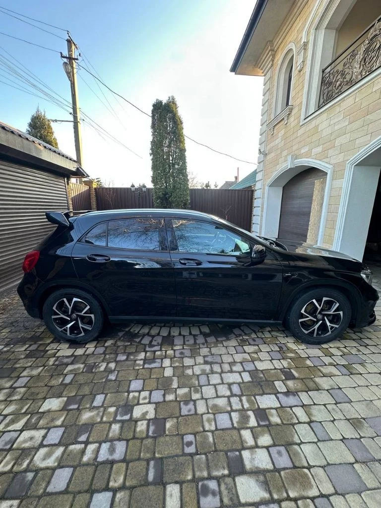 Mercedes gla 200d 2.17g-dct (136л. с). дизель. передний привод. особая серия. цвет чёрный. пробег 128665 км. не битый. птс-оригинал. обмен не интересует. машина в отличном состоянии, очень экономичная и при этом резвая, обслуженная и ухоженная, в очень хорошей комплектации, чёрный кожаный салон, раздельный климат контроль, подрулевые лепестки, активный круиз контроль, парктроники, камера заднего вида, видео регистратор спереди и сзади, проекция логотипа авто на асфальт, новая резина, два родных ключа, оригинальный обвес amg (бампера, накладки, выхлоп, решетка, спойлер) стабилизирован под amg 45s-оригинал, покрыта в два слоя керамикой. два комплекта ковров зима-лето-amg и т. д выглядит очень дорого и стильно с кучей полезных опций. цена по низу рынка 1750000 руб, только пока есть в продаже интересующий меня автомобиль! - фотография - 7
