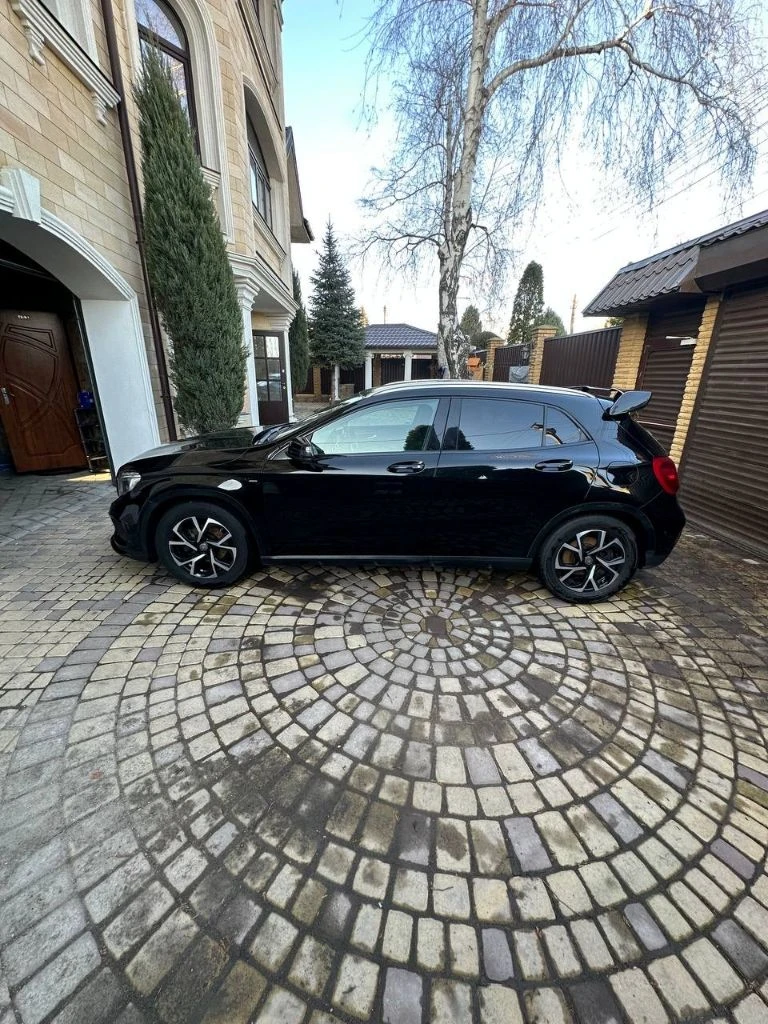 Mercedes gla 200d 2.17g-dct (136л. с). дизель. передний привод. особая серия. цвет чёрный. пробег 128665 км. не битый. птс-оригинал. обмен не интересует. машина в отличном состоянии, очень экономичная и при этом резвая, обслуженная и ухоженная, в очень хорошей комплектации, чёрный кожаный салон, раздельный климат контроль, подрулевые лепестки, активный круиз контроль, парктроники, камера заднего вида, видео регистратор спереди и сзади, проекция логотипа авто на асфальт, новая резина, два родных ключа, оригинальный обвес amg (бампера, накладки, выхлоп, решетка, спойлер) стабилизирован под amg 45s-оригинал, покрыта в два слоя керамикой. два комплекта ковров зима-лето-amg и т. д выглядит очень дорого и стильно с кучей полезных опций. цена по низу рынка 1750000 руб, только пока есть в продаже интересующий меня автомобиль! - фотография - 4