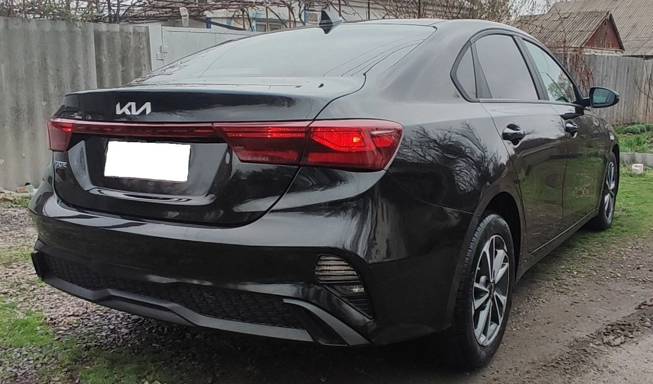 Продаётся киа форте, конец 2022 г. рестайлинг! в идеальном состоянии, без повреждений и окрасов. пробег 31 тыс. км. 2,0 бензин, 150 л. с. , автомат 8-ступенчатый автомат айсин, круиз-контроль, удержание полосы, датчик дистанции, датчики слепых зон на зеркалах, регулировка зеркал, мультируль, камера заднего вида, монитор, блютуз, мультируль, кондиционер, стеклоподъемники, резина почти новая, легкосплавные диски на 16. авто как новое (в салоне запах нового авто) двери и бордюры, монитор ещё в плёнке. из повреждений - задний бампер ( замена на оригинал в цвет кузова) остальное завод. таких авто на рынке очень мало. вин код для проверки 3kpf24ad1pe513224 цена 2,3 млн. руб. детально по телефону+79493560528, +79493202480 - фотография - 4