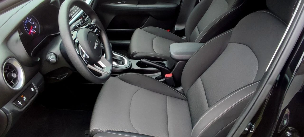 Продаётся киа форте, конец 2022 г. рестайлинг! в идеальном состоянии, без повреждений и окрасов. пробег 31 тыс. км. 2,0 бензин, 150 л. с. , автомат 8-ступенчатый автомат айсин, круиз-контроль, удержание полосы, датчик дистанции, датчики слепых зон на зеркалах, регулировка зеркал, мультируль, камера заднего вида, монитор, блютуз, мультируль, кондиционер, стеклоподъемники, резина почти новая, легкосплавные диски на 16. авто как новое (в салоне запах нового авто) двери и бордюры, монитор ещё в плёнке. из повреждений - задний бампер ( замена на оригинал в цвет кузова) остальное завод. таких авто на рынке очень мало. вин код для проверки 3kpf24ad1pe513224 цена 2,3 млн. руб. детально по телефону+79493560528, +79493202480 - фотография - 11