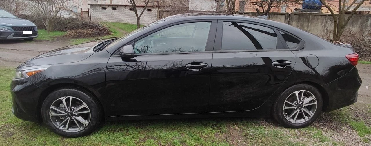 Продаётся киа форте, конец 2022 г. рестайлинг! в идеальном состоянии, без повреждений и окрасов. пробег 31 тыс. км. 2,0 бензин, 150 л. с. , автомат 8-ступенчатый автомат айсин, круиз-контроль, удержание полосы, датчик дистанции, датчики слепых зон на зеркалах, регулировка зеркал, мультируль, камера заднего вида, монитор, блютуз, мультируль, кондиционер, стеклоподъемники, резина почти новая, легкосплавные диски на 16. авто как новое (в салоне запах нового авто) двери и бордюры, монитор ещё в плёнке. из повреждений - задний бампер ( замена на оригинал в цвет кузова) остальное завод. таких авто на рынке очень мало. вин код для проверки 3kpf24ad1pe513224 цена 2,3 млн. руб. детально по телефону+79493560528, +79493202480 - фотография - 6