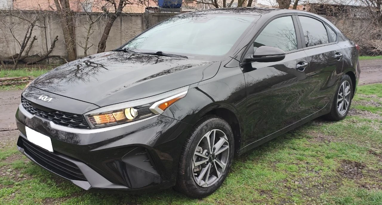 Продаётся киа форте, конец 2022 г. рестайлинг! в идеальном состоянии, без повреждений и окрасов. пробег 31 тыс. км. 2,0 бензин, 150 л. с. , автомат 8-ступенчатый автомат айсин, круиз-контроль, удержание полосы, датчик дистанции, датчики слепых зон на зеркалах, регулировка зеркал, мультируль, камера заднего вида, монитор, блютуз, мультируль, кондиционер, стеклоподъемники, резина почти новая, легкосплавные диски на 16. авто как новое (в салоне запах нового авто) двери и бордюры, монитор ещё в плёнке. из повреждений - задний бампер ( замена на оригинал в цвет кузова) остальное завод. таких авто на рынке очень мало. вин код для проверки 3kpf24ad1pe513224 цена 2,3 млн. руб. детально по телефону+79493560528, +79493202480 - фотография - 8
