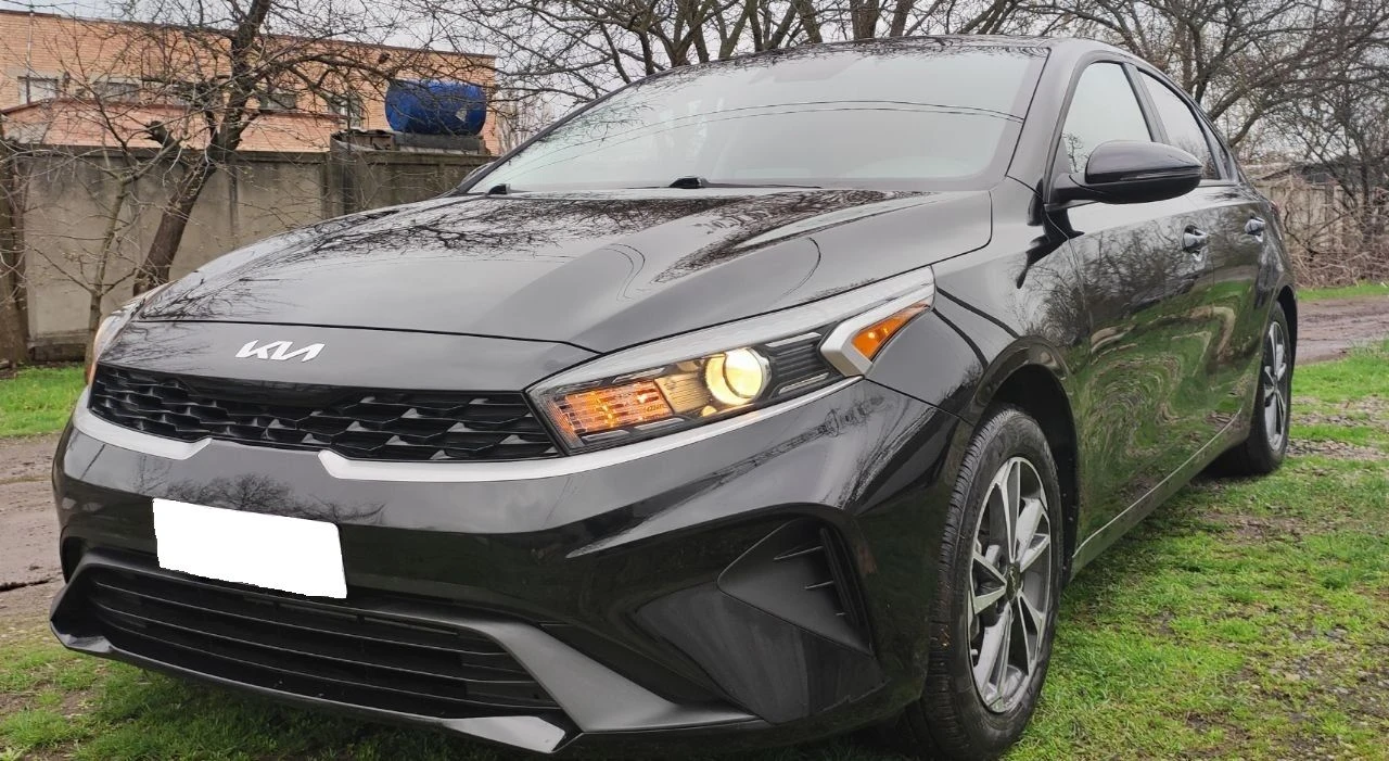 Продаётся киа форте, конец 2022 г. рестайлинг! в идеальном состоянии, без повреждений и окрасов. пробег 31 тыс. км. 2,0 бензин, 150 л. с. , автомат 8-ступенчатый автомат айсин, круиз-контроль, удержание полосы, датчик дистанции, датчики слепых зон на зеркалах, регулировка зеркал, мультируль, камера заднего вида, монитор, блютуз, мультируль, кондиционер, стеклоподъемники, резина почти новая, легкосплавные диски на 16. авто как новое (в салоне запах нового авто) двери и бордюры, монитор ещё в плёнке. из повреждений - задний бампер ( замена на оригинал в цвет кузова) остальное завод. таких авто на рынке очень мало. вин код для проверки 3kpf24ad1pe513224 цена 2,3 млн. руб. детально по телефону+79493560528, +79493202480 - фотография - 1
