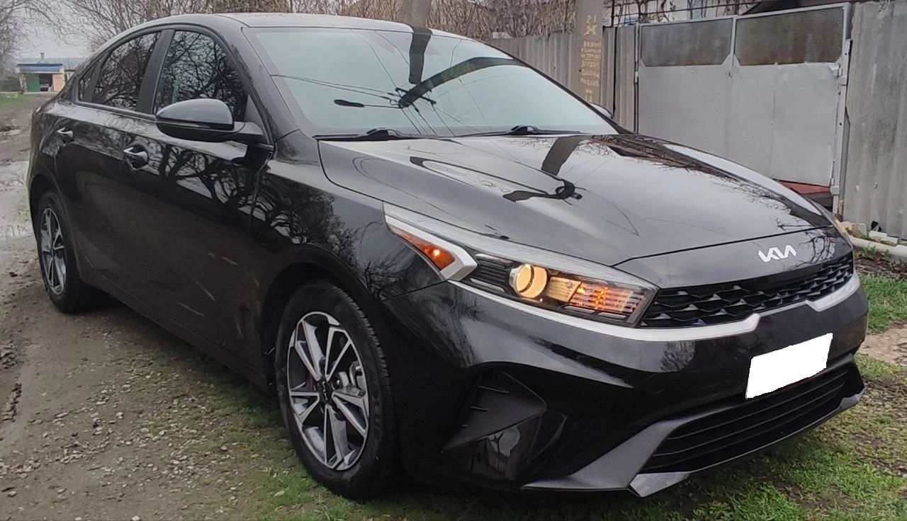 Продаётся киа форте, конец 2022 г. рестайлинг! в идеальном состоянии, без повреждений и окрасов. пробег 31 тыс. км. 2,0 бензин, 150 л. с. , автомат 8-ступенчатый автомат айсин, круиз-контроль, удержание полосы, датчик дистанции, датчики слепых зон на зеркалах, регулировка зеркал, мультируль, камера заднего вида, монитор, блютуз, мультируль, кондиционер, стеклоподъемники, резина почти новая, легкосплавные диски на 16. авто как новое (в салоне запах нового авто) двери и бордюры, монитор ещё в плёнке. из повреждений - задний бампер ( замена на оригинал в цвет кузова) остальное завод. таких авто на рынке очень мало. вин код для проверки 3kpf24ad1pe513224 цена 2,3 млн. руб. детально по телефону+79493560528, +79493202480 - фотография - 3