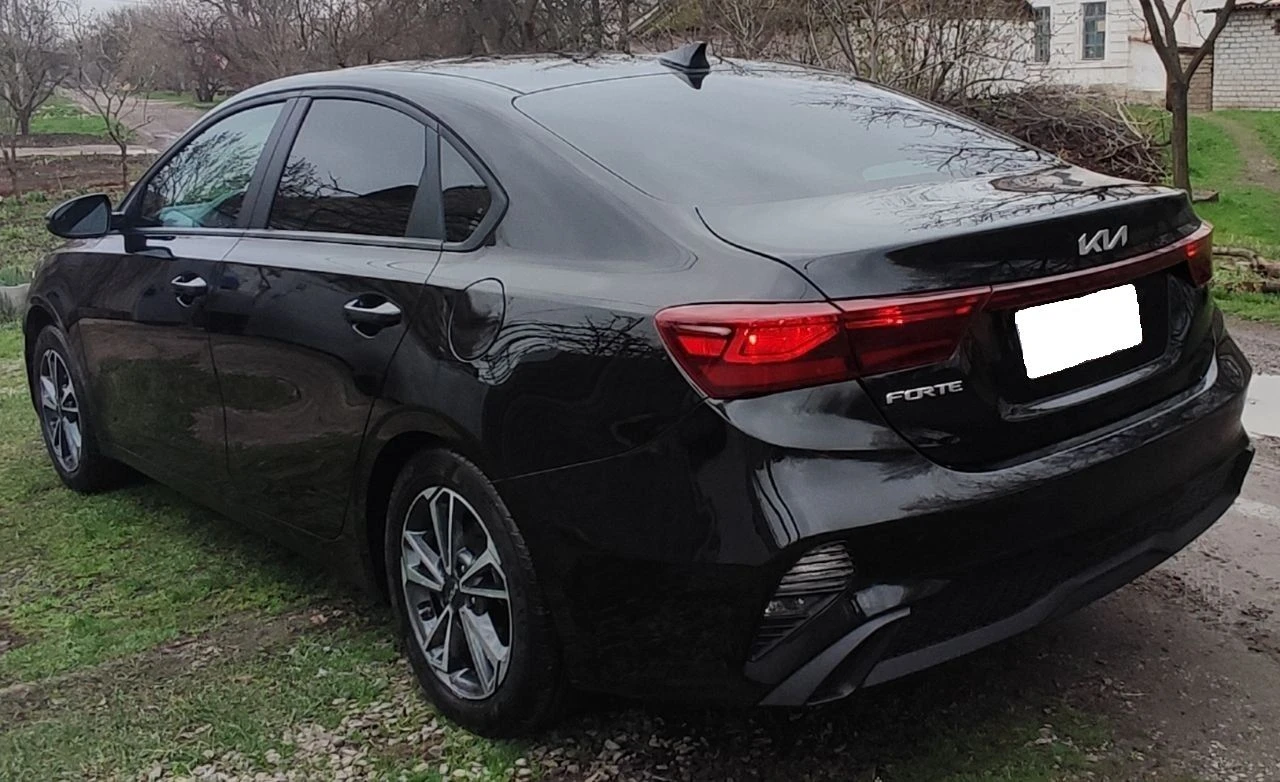 Продаётся киа форте, конец 2022 г. рестайлинг! в идеальном состоянии, без повреждений и окрасов. пробег 31 тыс. км. 2,0 бензин, 150 л. с. , автомат 8-ступенчатый автомат айсин, круиз-контроль, удержание полосы, датчик дистанции, датчики слепых зон на зеркалах, регулировка зеркал, мультируль, камера заднего вида, монитор, блютуз, мультируль, кондиционер, стеклоподъемники, резина почти новая, легкосплавные диски на 16. авто как новое (в салоне запах нового авто) двери и бордюры, монитор ещё в плёнке. из повреждений - задний бампер ( замена на оригинал в цвет кузова) остальное завод. таких авто на рынке очень мало. вин код для проверки 3kpf24ad1pe513224 цена 2,3 млн. руб. детально по телефону+79493560528, +79493202480 - фотография - 5