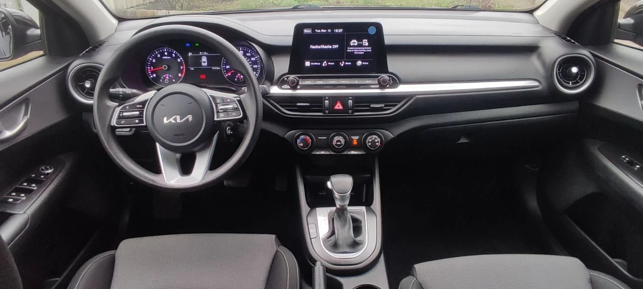 Продаётся киа форте, конец 2022 г. рестайлинг! в идеальном состоянии, без повреждений и окрасов. пробег 31 тыс. км. 2,0 бензин, 150 л. с. , автомат 8-ступенчатый автомат айсин, круиз-контроль, удержание полосы, датчик дистанции, датчики слепых зон на зеркалах, регулировка зеркал, мультируль, камера заднего вида, монитор, блютуз, мультируль, кондиционер, стеклоподъемники, резина почти новая, легкосплавные диски на 16. авто как новое (в салоне запах нового авто) двери и бордюры, монитор ещё в плёнке. из повреждений - задний бампер ( замена на оригинал в цвет кузова) остальное завод. таких авто на рынке очень мало. вин код для проверки 3kpf24ad1pe513224 цена 2,3 млн. руб. детально по телефону+79493560528, +79493202480 - фотография - 9