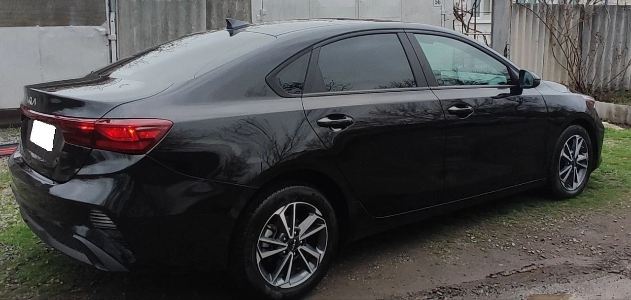 Продаётся киа форте, конец 2022 г. рестайлинг! в идеальном состоянии, без повреждений и окрасов. пробег 31 тыс. км. 2,0 бензин, 150 л. с. , автомат 8-ступенчатый автомат айсин, круиз-контроль, удержание полосы, датчик дистанции, датчики слепых зон на зеркалах, регулировка зеркал, мультируль, камера заднего вида, монитор, блютуз, мультируль, кондиционер, стеклоподъемники, резина почти новая, легкосплавные диски на 16. авто как новое (в салоне запах нового авто) двери и бордюры, монитор ещё в плёнке. из повреждений - задний бампер ( замена на оригинал в цвет кузова) остальное завод. таких авто на рынке очень мало. вин код для проверки 3kpf24ad1pe513224 цена 2,3 млн. руб. детально по телефону+79493560528, +79493202480 - фотография - 7