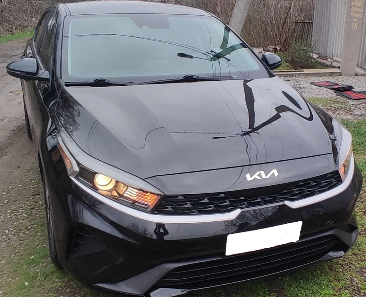 Продаётся киа форте, конец 2022 г. рестайлинг! в идеальном состоянии, без повреждений и окрасов. пробег 31 тыс. км. 2,0 бензин, 150 л. с. , автомат 8-ступенчатый автомат айсин, круиз-контроль, удержание полосы, датчик дистанции, датчики слепых зон на зеркалах, регулировка зеркал, мультируль, камера заднего вида, монитор, блютуз, мультируль, кондиционер, стеклоподъемники, резина почти новая, легкосплавные диски на 16. авто как новое (в салоне запах нового авто) двери и бордюры, монитор ещё в плёнке. из повреждений - задний бампер ( замена на оригинал в цвет кузова) остальное завод. таких авто на рынке очень мало. вин код для проверки 3kpf24ad1pe513224 цена 2,3 млн. руб. детально по телефону+79493560528, +79493202480 - фотография - 2