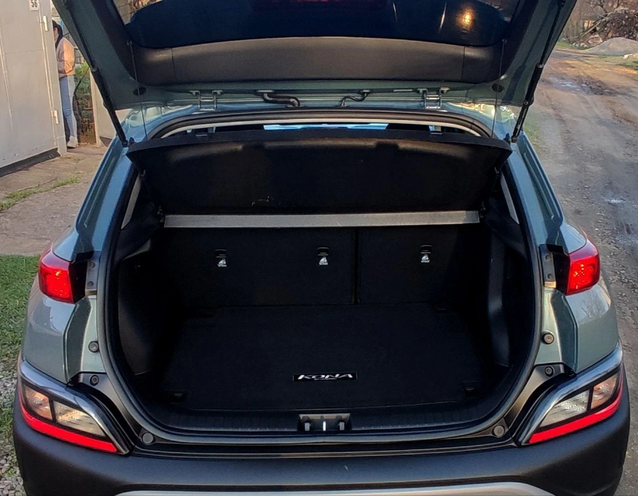 Продаётся хëндэ кона 2022 г. в идеальном состоянии, без окрасов. пробег 45 тыс. мл. 2,0 бензин, 150 л. с. , автомат 8-ступенчатый автомат айсин, круиз-контроль, удержание полосы, датчик дистанции, регулировка зеркал, мультируль, камера заднего вида, монитор, блютуз, мультируль, кондиционер, стеклоподъемники, резина почти новая, легкосплавные диски на 16. авто как новое (в салоне запах нового авто) из повреждений - небольшая вмятина на переднем правом крыле ( новое крыло замена в цвет авто) вся в заводском окрасе. таких авто на рынке очень мало. машина обслужена ( новые масла фильтра) вин код для проверки : km8k22ab0nu903842 цена 2,2 млн. руб. детально по телефону +79493560528, +79493202480 - фотография - 20