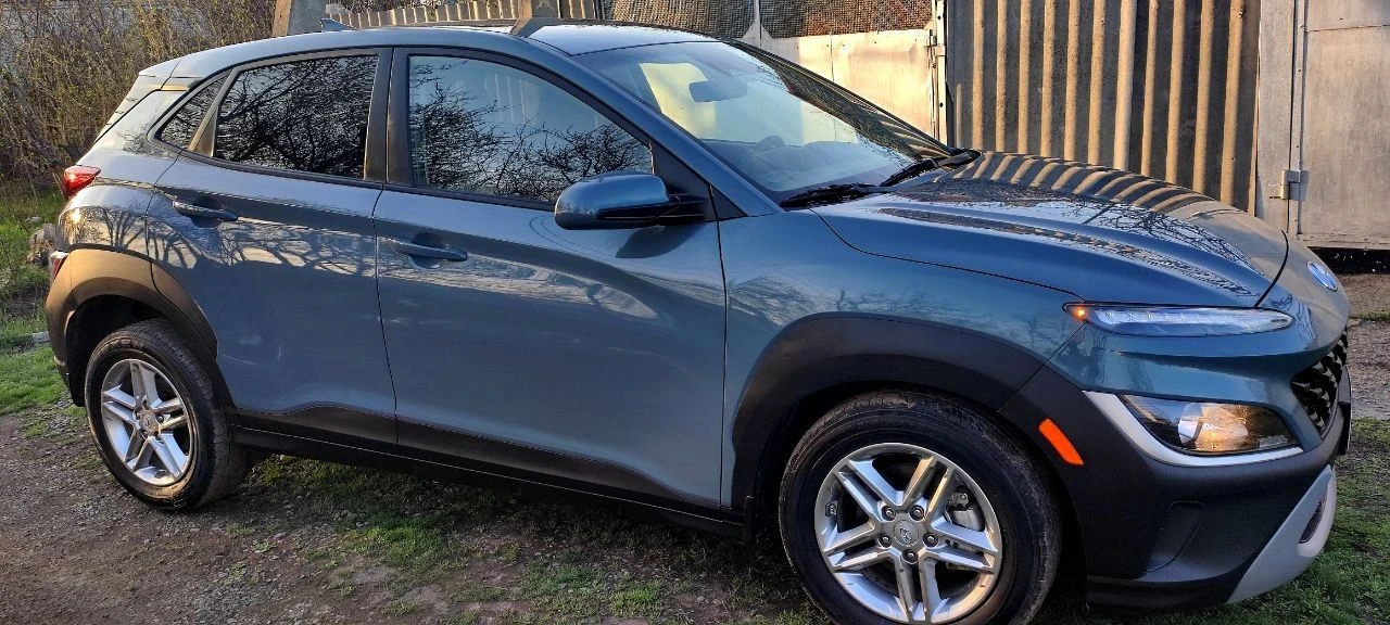 Продаётся хëндэ кона 2022 г. в идеальном состоянии, без окрасов. пробег 45 тыс. мл. 2,0 бензин, 150 л. с. , автомат 8-ступенчатый автомат айсин, круиз-контроль, удержание полосы, датчик дистанции, регулировка зеркал, мультируль, камера заднего вида, монитор, блютуз, мультируль, кондиционер, стеклоподъемники, резина почти новая, легкосплавные диски на 16. авто как новое (в салоне запах нового авто) из повреждений - небольшая вмятина на переднем правом крыле ( новое крыло замена в цвет авто) вся в заводском окрасе. таких авто на рынке очень мало. машина обслужена ( новые масла фильтра) вин код для проверки : km8k22ab0nu903842 цена 2,2 млн. руб. детально по телефону +79493560528, +79493202480 - фотография - 9