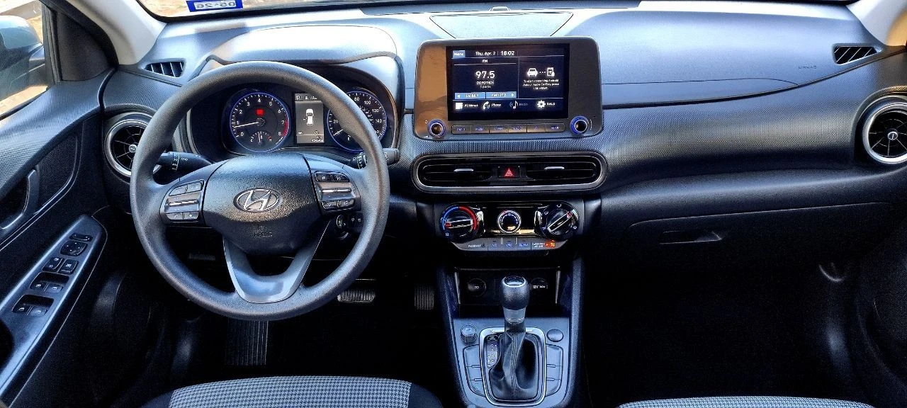 Продаётся хëндэ кона 2022 г. в идеальном состоянии, без окрасов. пробег 45 тыс. мл. 2,0 бензин, 150 л. с. , автомат 8-ступенчатый автомат айсин, круиз-контроль, удержание полосы, датчик дистанции, регулировка зеркал, мультируль, камера заднего вида, монитор, блютуз, мультируль, кондиционер, стеклоподъемники, резина почти новая, легкосплавные диски на 16. авто как новое (в салоне запах нового авто) из повреждений - небольшая вмятина на переднем правом крыле ( новое крыло замена в цвет авто) вся в заводском окрасе. таких авто на рынке очень мало. машина обслужена ( новые масла фильтра) вин код для проверки : km8k22ab0nu903842 цена 2,2 млн. руб. детально по телефону +79493560528, +79493202480 - фотография - 17