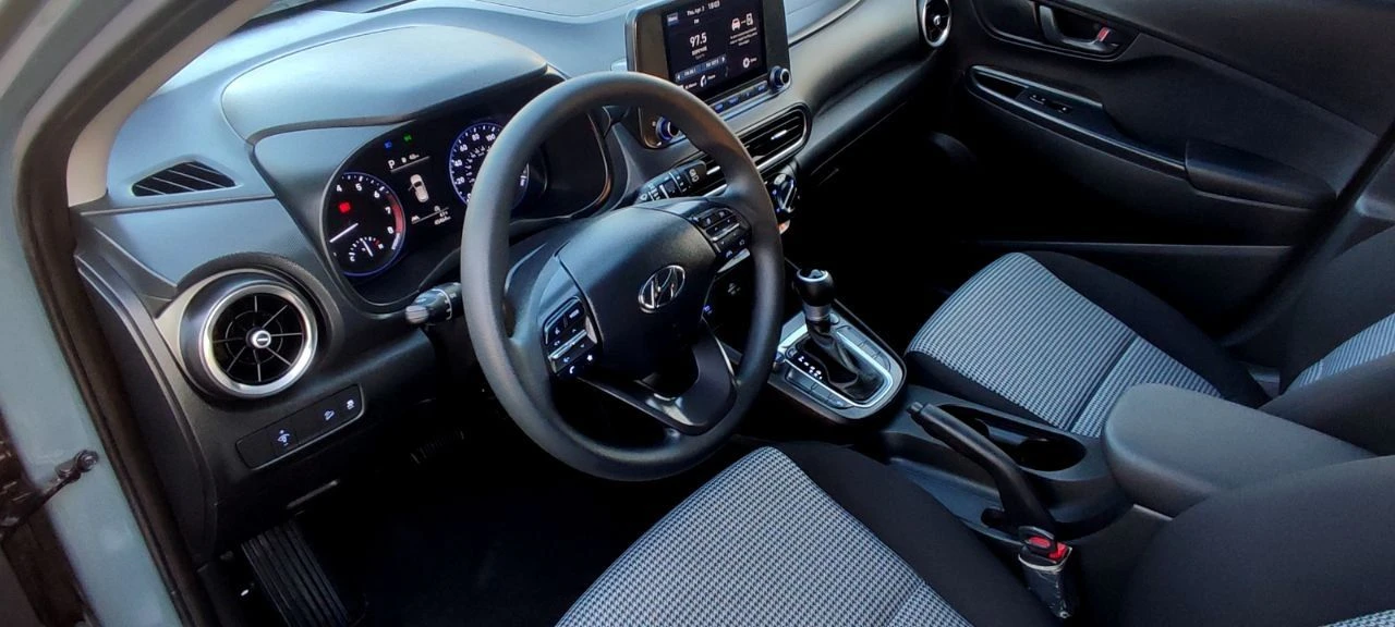 Продаётся хëндэ кона 2022 г. в идеальном состоянии, без окрасов. пробег 45 тыс. мл. 2,0 бензин, 150 л. с. , автомат 8-ступенчатый автомат айсин, круиз-контроль, удержание полосы, датчик дистанции, регулировка зеркал, мультируль, камера заднего вида, монитор, блютуз, мультируль, кондиционер, стеклоподъемники, резина почти новая, легкосплавные диски на 16. авто как новое (в салоне запах нового авто) из повреждений - небольшая вмятина на переднем правом крыле ( новое крыло замена в цвет авто) вся в заводском окрасе. таких авто на рынке очень мало. машина обслужена ( новые масла фильтра) вин код для проверки : km8k22ab0nu903842 цена 2,2 млн. руб. детально по телефону +79493560528, +79493202480 - фотография - 14