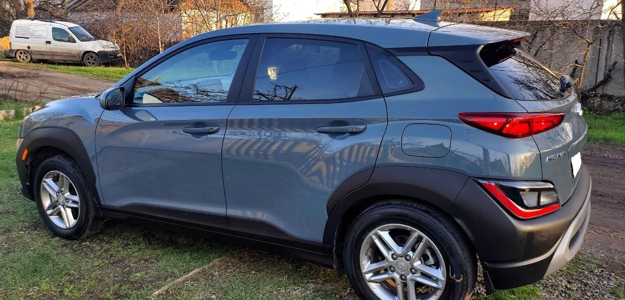 Продаётся хëндэ кона 2022 г. в идеальном состоянии, без окрасов. пробег 45 тыс. мл. 2,0 бензин, 150 л. с. , автомат 8-ступенчатый автомат айсин, круиз-контроль, удержание полосы, датчик дистанции, регулировка зеркал, мультируль, камера заднего вида, монитор, блютуз, мультируль, кондиционер, стеклоподъемники, резина почти новая, легкосплавные диски на 16. авто как новое (в салоне запах нового авто) из повреждений - небольшая вмятина на переднем правом крыле ( новое крыло замена в цвет авто) вся в заводском окрасе. таких авто на рынке очень мало. машина обслужена ( новые масла фильтра) вин код для проверки : km8k22ab0nu903842 цена 2,2 млн. руб. детально по телефону +79493560528, +79493202480 - фотография - 5