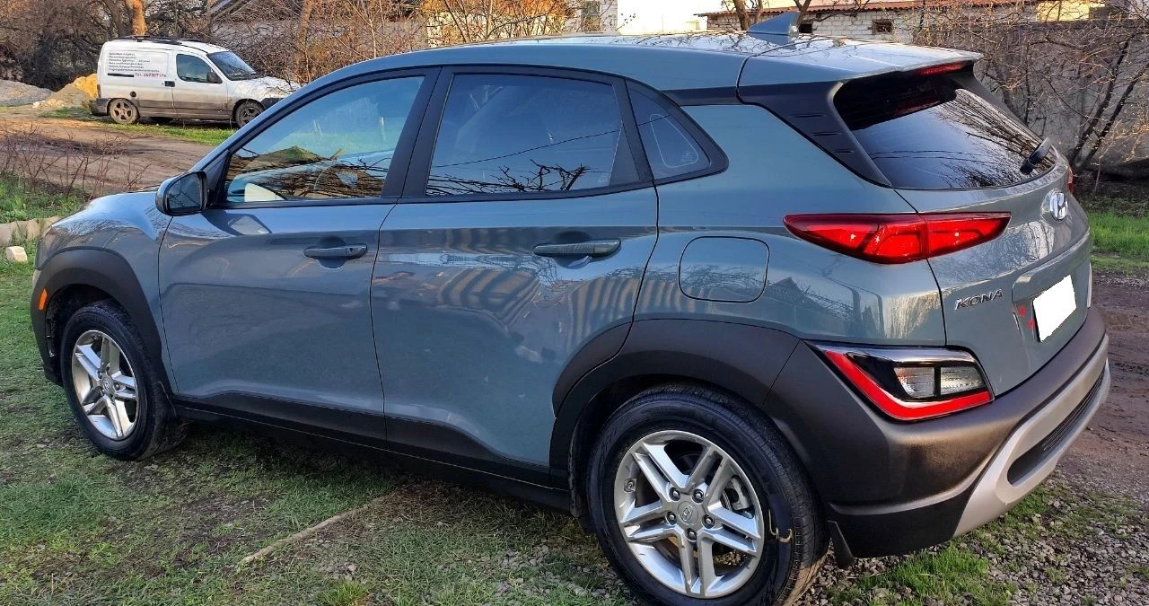 Продаётся хëндэ кона 2022 г. в идеальном состоянии, без окрасов. пробег 45 тыс. мл. 2,0 бензин, 150 л. с. , автомат 8-ступенчатый автомат айсин, круиз-контроль, удержание полосы, датчик дистанции, регулировка зеркал, мультируль, камера заднего вида, монитор, блютуз, мультируль, кондиционер, стеклоподъемники, резина почти новая, легкосплавные диски на 16. авто как новое (в салоне запах нового авто) из повреждений - небольшая вмятина на переднем правом крыле ( новое крыло замена в цвет авто) вся в заводском окрасе. таких авто на рынке очень мало. машина обслужена ( новые масла фильтра) вин код для проверки : km8k22ab0nu903842 цена 2,2 млн. руб. детально по телефону +79493560528, +79493202480 - фотография - 7