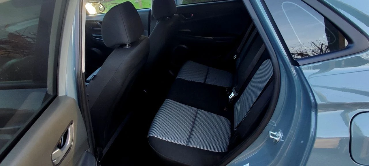 Продаётся хëндэ кона 2022 г. в идеальном состоянии, без окрасов. пробег 45 тыс. мл. 2,0 бензин, 150 л. с. , автомат 8-ступенчатый автомат айсин, круиз-контроль, удержание полосы, датчик дистанции, регулировка зеркал, мультируль, камера заднего вида, монитор, блютуз, мультируль, кондиционер, стеклоподъемники, резина почти новая, легкосплавные диски на 16. авто как новое (в салоне запах нового авто) из повреждений - небольшая вмятина на переднем правом крыле ( новое крыло замена в цвет авто) вся в заводском окрасе. таких авто на рынке очень мало. машина обслужена ( новые масла фильтра) вин код для проверки : km8k22ab0nu903842 цена 2,2 млн. руб. детально по телефону +79493560528, +79493202480 - фотография - 16