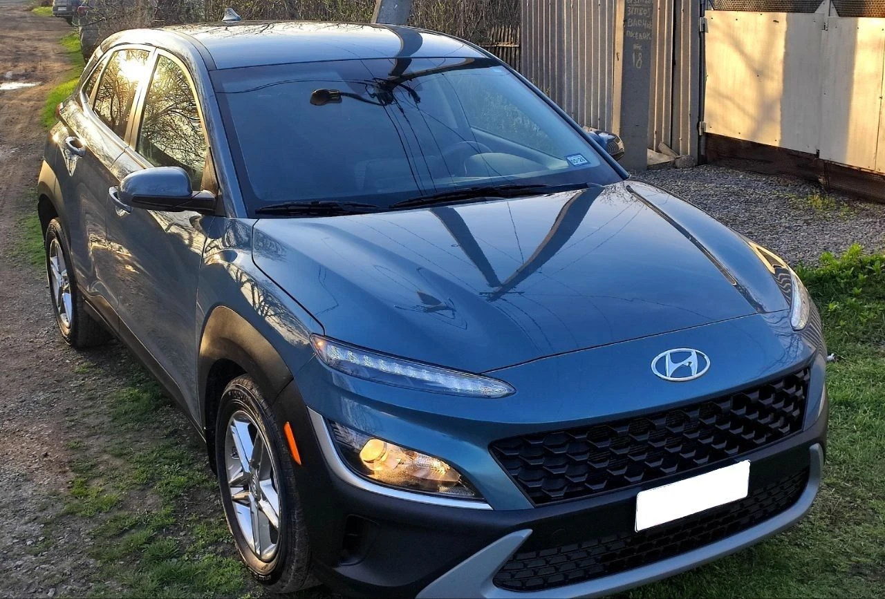 Продаётся хëндэ кона 2022 г. в идеальном состоянии, без окрасов. пробег 45 тыс. мл. 2,0 бензин, 150 л. с. , автомат 8-ступенчатый автомат айсин, круиз-контроль, удержание полосы, датчик дистанции, регулировка зеркал, мультируль, камера заднего вида, монитор, блютуз, мультируль, кондиционер, стеклоподъемники, резина почти новая, легкосплавные диски на 16. авто как новое (в салоне запах нового авто) из повреждений - небольшая вмятина на переднем правом крыле ( новое крыло замена в цвет авто) вся в заводском окрасе. таких авто на рынке очень мало. машина обслужена ( новые масла фильтра) вин код для проверки : km8k22ab0nu903842 цена 2,2 млн. руб. детально по телефону +79493560528, +79493202480 - фотография - 4