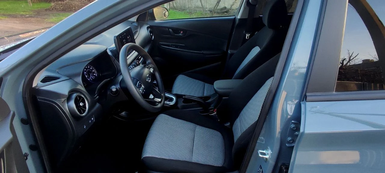 Продаётся хëндэ кона 2022 г. в идеальном состоянии, без окрасов. пробег 45 тыс. мл. 2,0 бензин, 150 л. с. , автомат 8-ступенчатый автомат айсин, круиз-контроль, удержание полосы, датчик дистанции, регулировка зеркал, мультируль, камера заднего вида, монитор, блютуз, мультируль, кондиционер, стеклоподъемники, резина почти новая, легкосплавные диски на 16. авто как новое (в салоне запах нового авто) из повреждений - небольшая вмятина на переднем правом крыле ( новое крыло замена в цвет авто) вся в заводском окрасе. таких авто на рынке очень мало. машина обслужена ( новые масла фильтра) вин код для проверки : km8k22ab0nu903842 цена 2,2 млн. руб. детально по телефону +79493560528, +79493202480 - фотография - 15