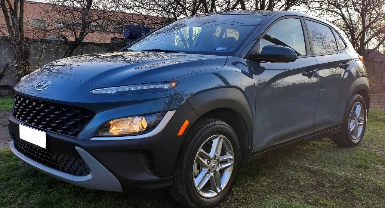 Продаётся хëндэ кона 2022 г. в идеальном состоянии, без окрасов. пробег 45 тыс. мл. 2,0 бензин, 150 л. с. , автомат 8-ступенчатый автомат айсин, круиз-контроль, удержание полосы, датчик дистанции, регулировка зеркал, мультируль, камера заднего вида, монитор, блютуз, мультируль, кондиционер, стеклоподъемники, резина почти новая, легкосплавные диски на 16. авто как новое (в салоне запах нового авто) из повреждений - небольшая вмятина на переднем правом крыле ( новое крыло замена в цвет авто) вся в заводском окрасе. таких авто на рынке очень мало. машина обслужена ( новые масла фильтра) вин код для проверки : km8k22ab0nu903842 цена 2,2 млн. руб. детально по телефону +79493560528, +79493202480 - фотография - 2