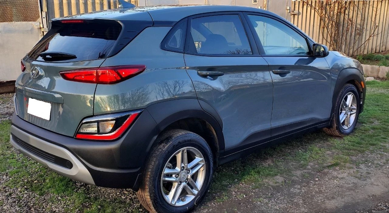 Продаётся хëндэ кона 2022 г. в идеальном состоянии, без окрасов. пробег 45 тыс. мл. 2,0 бензин, 150 л. с. , автомат 8-ступенчатый автомат айсин, круиз-контроль, удержание полосы, датчик дистанции, регулировка зеркал, мультируль, камера заднего вида, монитор, блютуз, мультируль, кондиционер, стеклоподъемники, резина почти новая, легкосплавные диски на 16. авто как новое (в салоне запах нового авто) из повреждений - небольшая вмятина на переднем правом крыле ( новое крыло замена в цвет авто) вся в заводском окрасе. таких авто на рынке очень мало. машина обслужена ( новые масла фильтра) вин код для проверки : km8k22ab0nu903842 цена 2,2 млн. руб. детально по телефону +79493560528, +79493202480 - фотография - 8